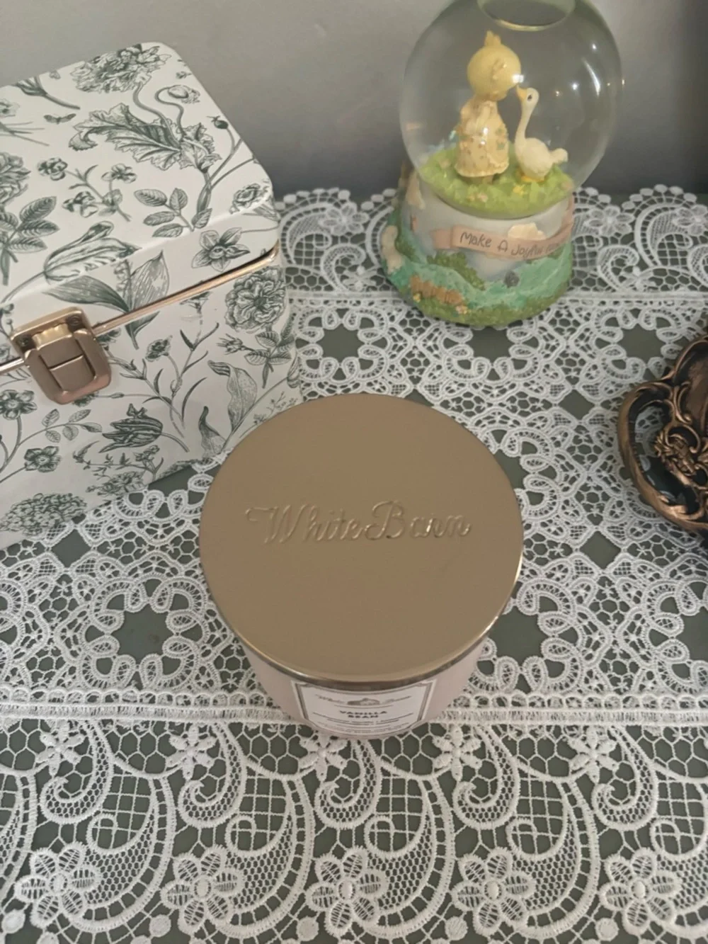 White Barn Vanilla Bean Candle - Soft Pink with Gold Lid - Picture 3 of 4